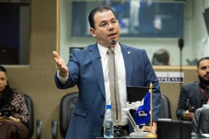 Wilker Barreto pede convocação da Seas após denúncia sobre recadastramento do Auxílio Estadual