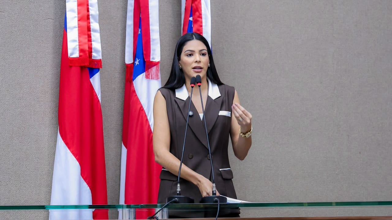 Mayra Dias cobra respostas sobre demora na transferência de crianças cardiopatas e problemas em maternidades do AM