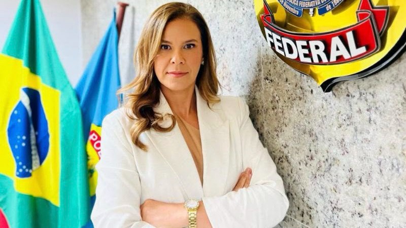 Comandante Dan concede Medalha Ruy Araújo à primeira mulher a comandar a Polícia Federal no Amazonas
