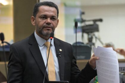 Deputado Rozenha cobra explicações sobre redução do efetivo policial em Amaturá