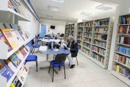 Biblioteca da Aleam reúne 4 mil obras, acervo regional e livros em braile para consulta e empréstimo