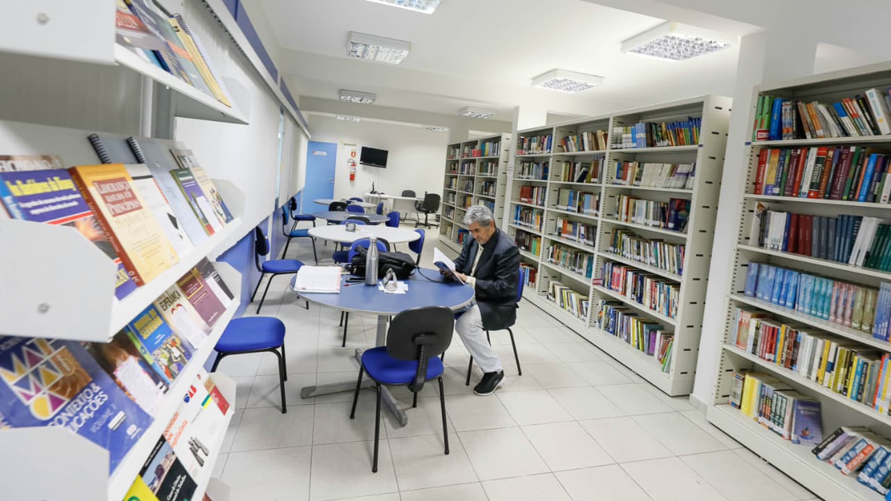 Biblioteca da Aleam reúne 4 mil obras, acervo regional e livros em braile para consulta e empréstimo