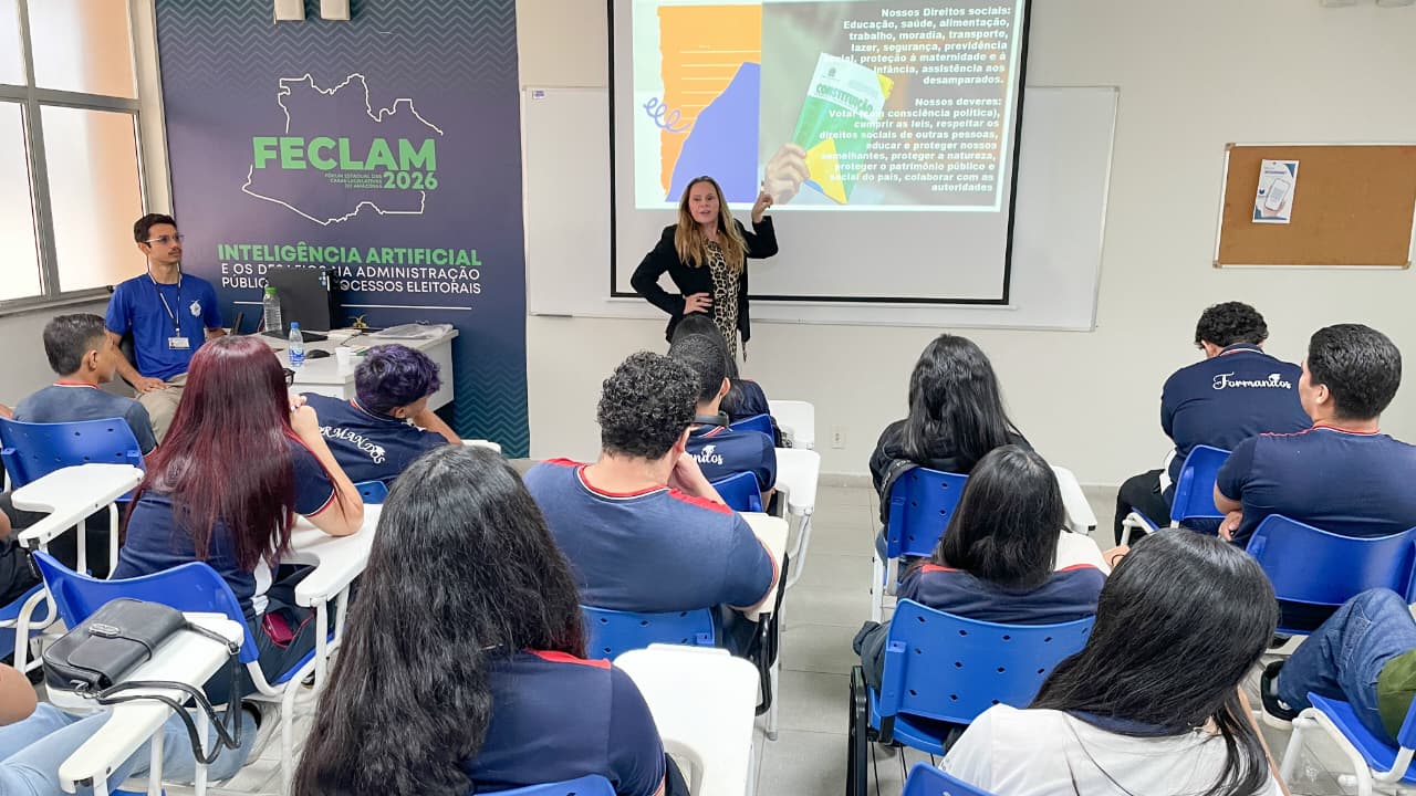 Escola do Legislativo da Aleam aborda cidadania, política e papel dos Poderes com estudantes da rede estadual