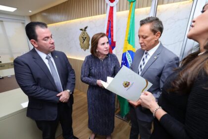 Wilker Barreto acompanha entrega de projeto de reajuste salarial para servidores do TCE-AM