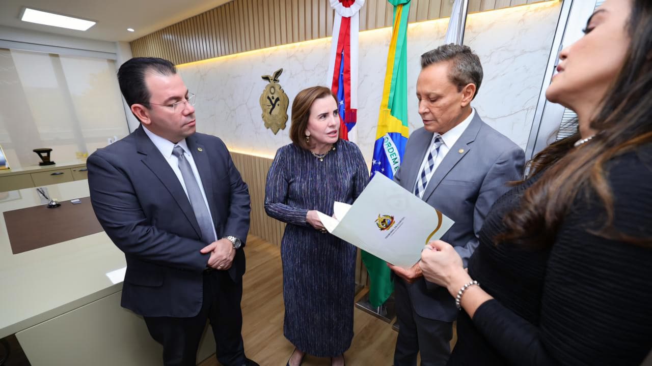 Wilker Barreto acompanha entrega de projeto de reajuste salarial para servidores do TCE-AM