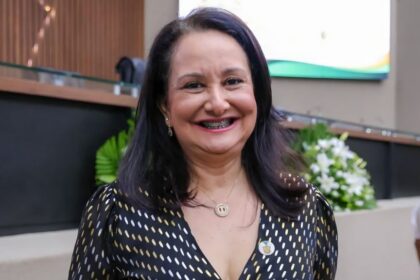 Mayra Dias homenageia professora de Parintins com Medalha do Mérito Legislativo Educacional