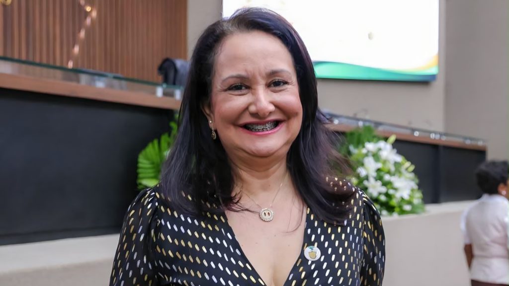 Mayra Dias homenageia professora de Parintins com Medalha do Mérito Legislativo Educacional