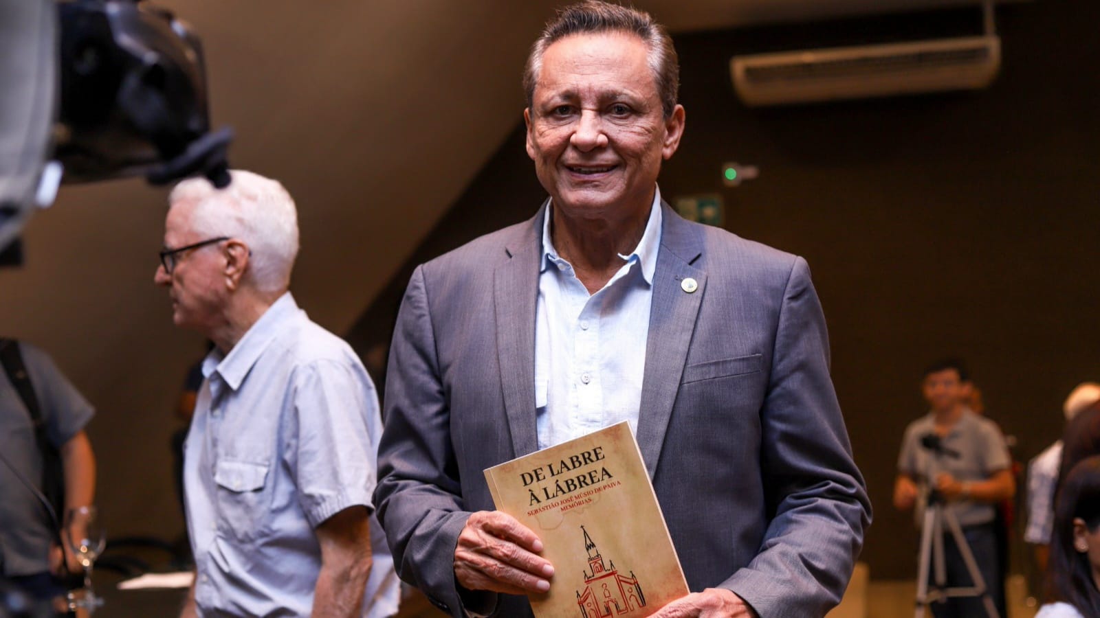 Dia-Nacional-do-Livro-lei-de-Adjuto-Afonso-valoriza-escritores-do-Amazonas-Foto-Ney-Xavier