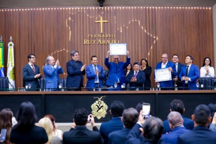 Presidente da Aleam, Adjuto Afonso, entrega Título de Cidadão do Amazonas a dirigentes do Cieam
