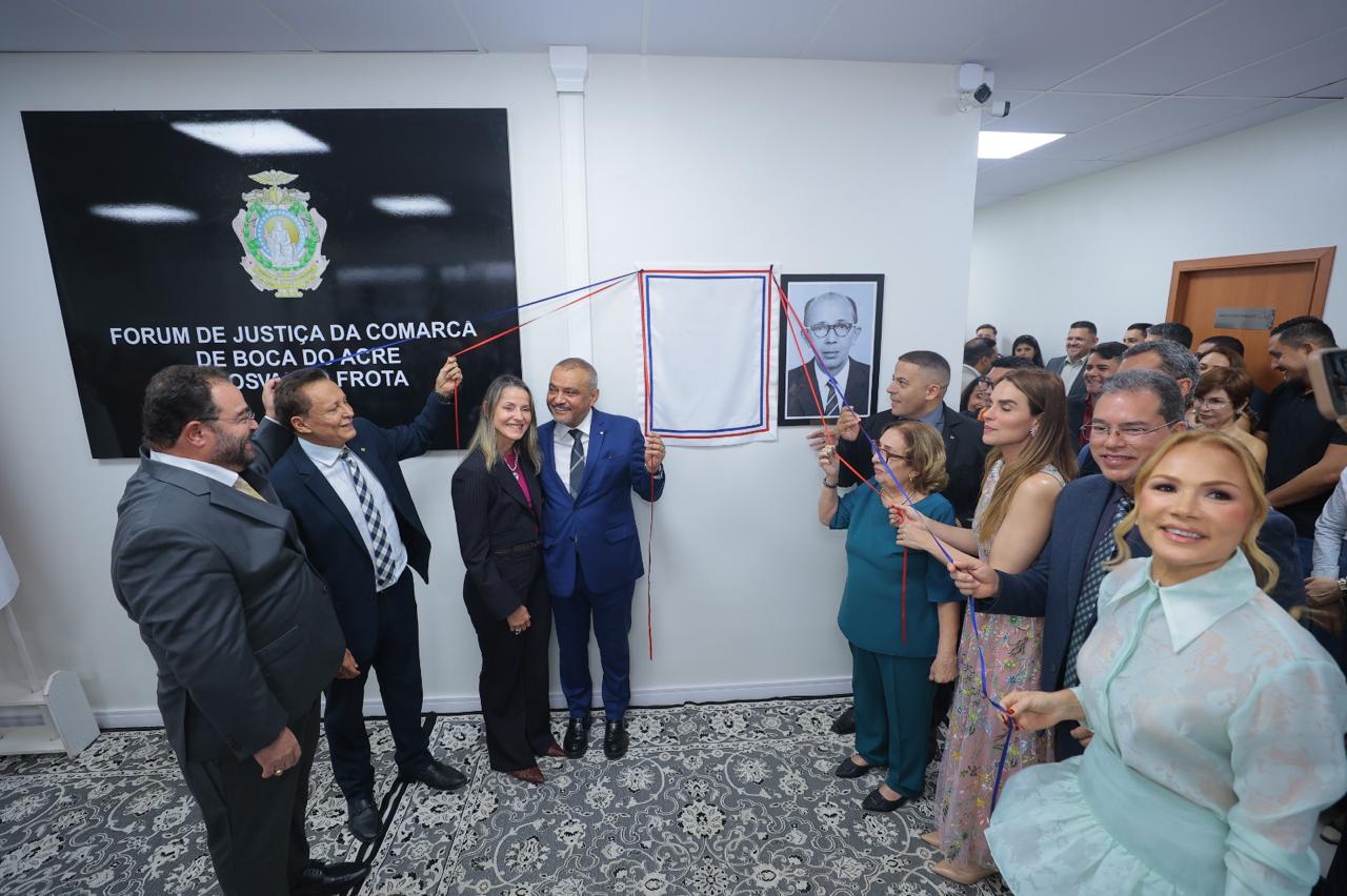 Presidente da Aleam, Adjuto Afonso, celebra inauguração de Fórum e aniversário de Boca do Acre