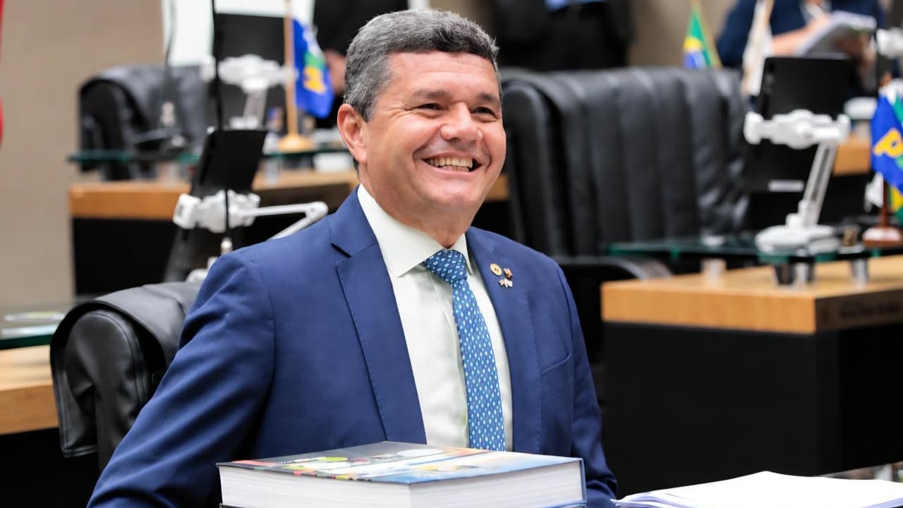 No Dia Nacional do Livro, Comandante Dan destaca incentivo à leitura no Amazonas