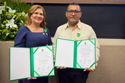 Carlinhos Bessa homenageia profissionais da educação durante solenidade na Aleam