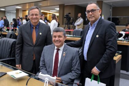 Comandante Dan homenageia educadores na entrega da Medalha do Mérito Legislativo Educacional da Aleam