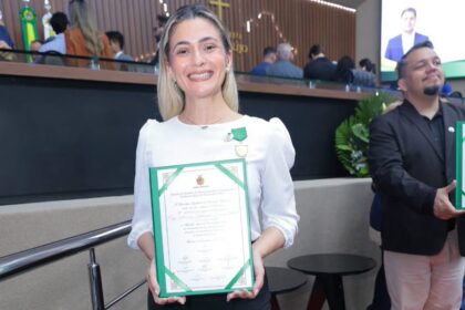 Adjuto Afonso homenageia professores com medalha do Mérito Educacional