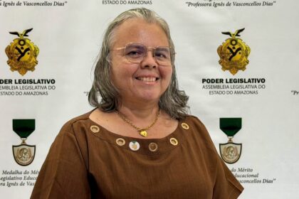 Deputado Cristiano D’Angelo homenageia professora Gelcimara Martins de Moraes com Medalha do Mérito Educacional na Aleam