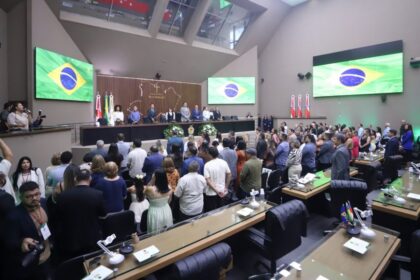 Aleam homenageia 34 profissionais da educação com Medalha do Mérito Legislativo Educacional