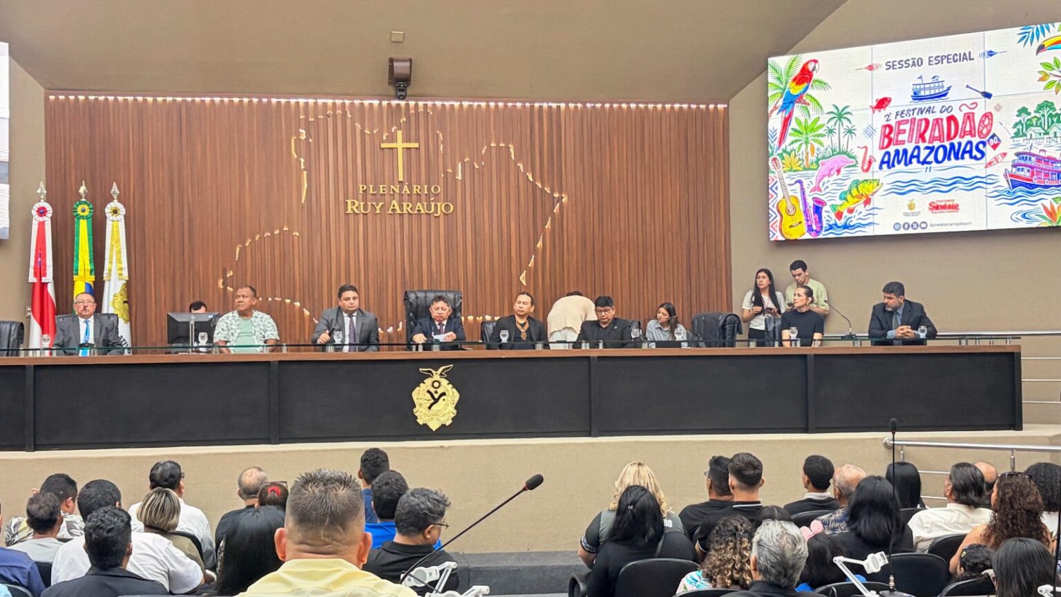 Sinésio Campos homenageia artistas do Beiradão em sessão especial na Aleam