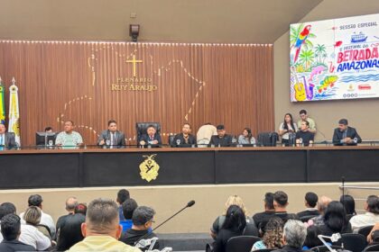 Sinésio Campos homenageia artistas do Beiradão em sessão especial na Aleam