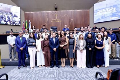 Presidente da Aleam, Adjuto Afonso, homenageia servidores públicos da Assembleia Legislativa do Amazonas