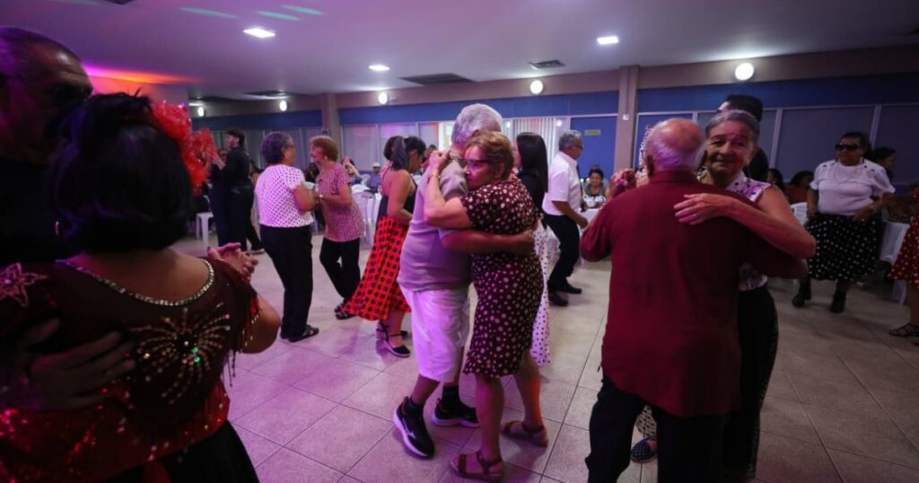 Primeiras participações de familiares marcam Baile Anos Dourados da Aleam