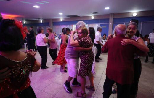 Primeiras participações de familiares marcam Baile Anos Dourados da Aleam