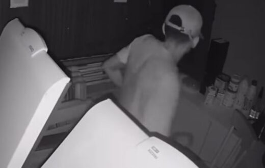 Imagens mostram homem recolhendo objetos em ponto de sorvetes de Maués