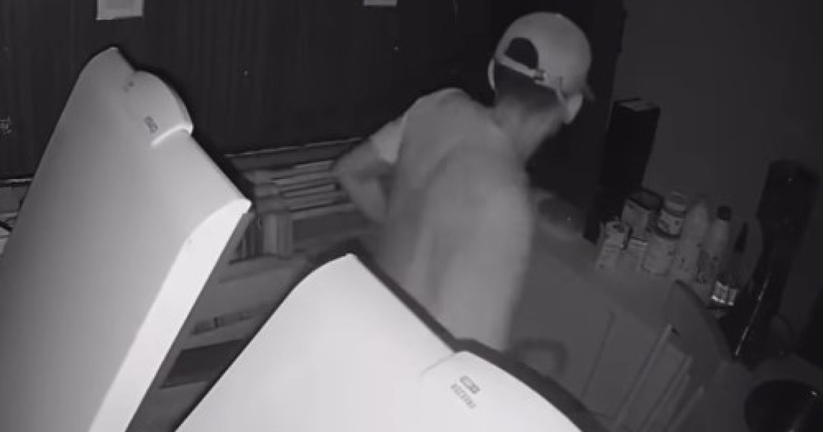 Imagens mostram homem recolhendo objetos em ponto de sorvetes de Maués